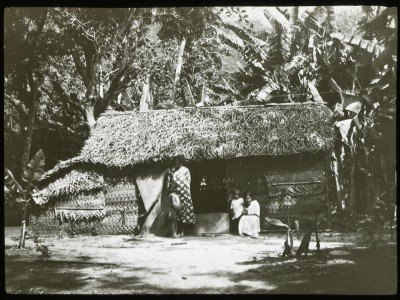 Deux femmes et deux enfants devant un fare (1921-1923)