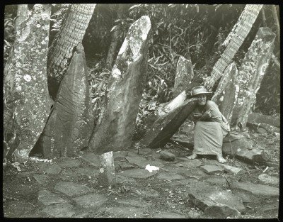 Pierres dressées d’un marae de Raivavae (1921-1923)
