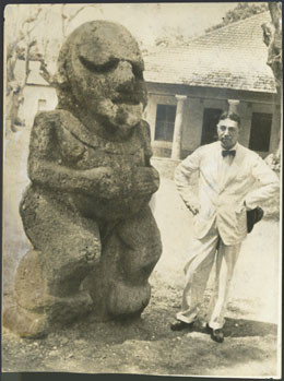 Peter Henry Buck à Tahiti avec un tiki de Ra’ivavae (1930)