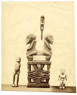 Quatre idoles tahitiennes anthropomorphes en bois (1934)