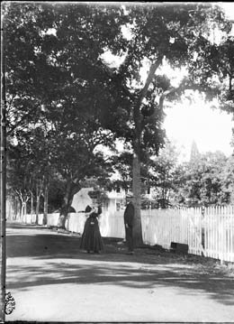 Mr & Mme Frank dans une rue de Papeete (1907)
