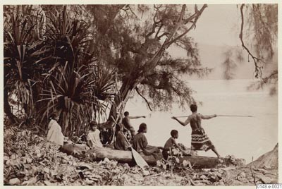 Enfants sur pirogue et pêche au harpon – Charles Georges Spitz – Collection Arthur Ekström (1886-1887)