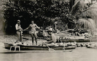 Chef Tumatea Raatau au retour d’une pirogue chargée de noix de coco (1921)