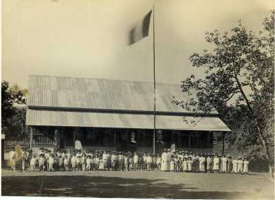 Professeurs et élèves devant leur école à Papeete
