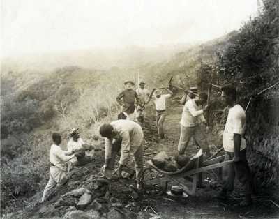 Construction d’une route à Sainte-Amélie – Papeete (1912)