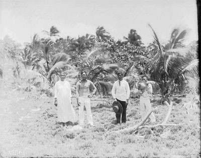 Trois hommes et une femme de l’atoll d’Hereheretue – Photo N° A2704 – Harry Clifford Fassett (1899-1900)