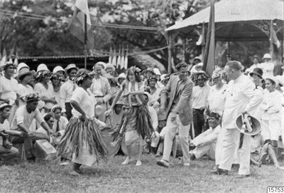 Anita Stewart apprend la danse tahitienne (1925)