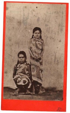 Deux jeunes Tahitiennes en paréo (1880)
