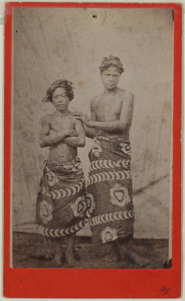 Deux jeunes Tahitiens en paréo (1880)