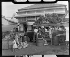 Un truck chargé de fruits et d’ignames (1952)