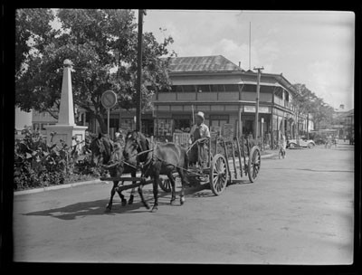 Scène de rue avec charrette à chevaux (1952)