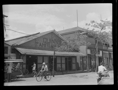 Scène de rue, Quinns Tahitian Hut à Papeete (1952)