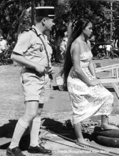Maea Flohr et Alain Mottet sur le tournage de « Tahiti, la joie de vivre » (1957)