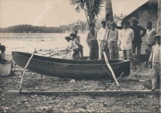 Hommes devant une pirogue – Hikueru (1900)