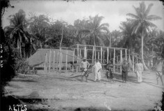 Polynésiens devant l’ossature en bois d’une habitation (1900)