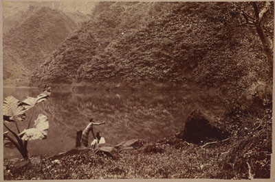 Deux Tahitiens au bord du lac Vaihiria (1885)