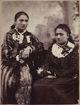 Portrait studio de deux jeunes filles tahitiennes (1885-1900)