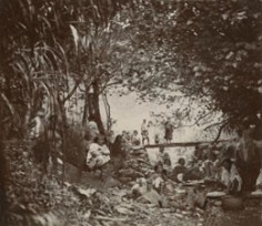 Jeunes filles de Rapa préparant le popoï dans la rivière (1905)
