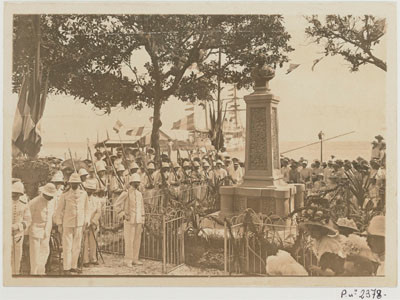 Prise d’armes devant le monument Bougainville (1900)