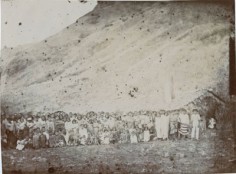 Rapa – en attendant la distribution (1905)