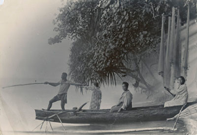 Tahitiens dans une pirogue (1919)
