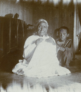 Une grand-mère tahitienne et un enfant (1909)