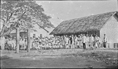 Fête d’église à Poutoru, île de Tahaa (1900)