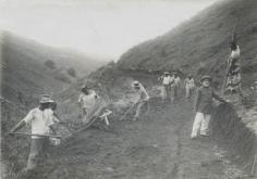 Les élèves pasteurs faisant la route pour arriver à la nouvelle école pastorale à Sainte-Amélie (1912)