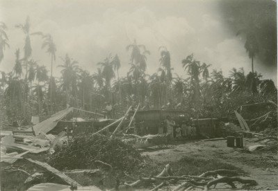 Maison européenne, détruite par le passage d’un cyclone à Bora-Bora (1926)