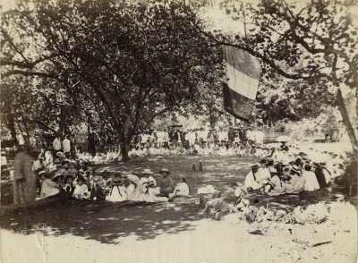 Elèves de l’école protestante en pique-nique à Papa’oa – Arue (1900)