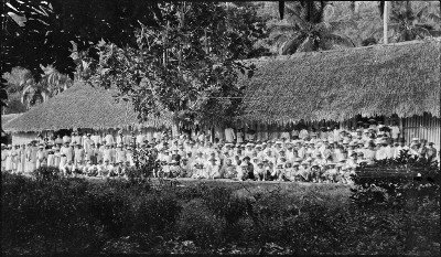 Sortie du temple de Vaitape, Bora Bora (1920)