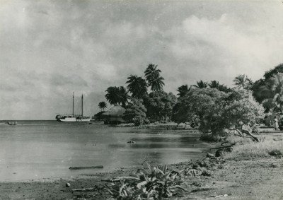 Un bateau arrivant sur l’île Raiatea
