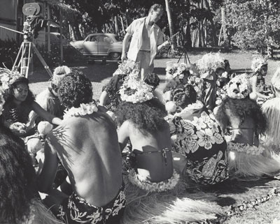 Leonard Clairmont sur le tournage de Tiare Tahiti (1957)