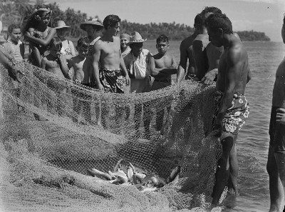 Groupe d’îliens du Pacifique examinant un filet de pêche (1964)