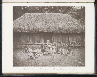 Maison de Mahaena et enfants tahitiens (1880)