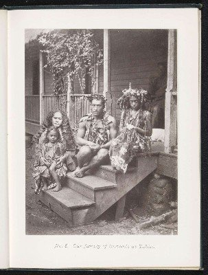 Famille tahitienne assise sur les marches du perron (1880)