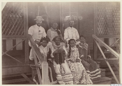 Tahitiens prenant la pose, assis sur un escalier (1886)