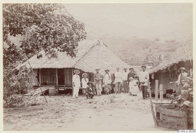 Famille tahitienne devant des habitations (1886)