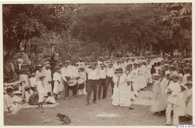 Habitants d’un village, dansant et jouant de la musique lors d’un défilé à Papeete (1886)