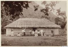 Famille tahitienne devant une maison traditionnelle (1886)