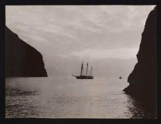 Pinchot South Seas Expedition : Le « Mary Pinchot » à l’ancre dans la baie des vierges (1929)