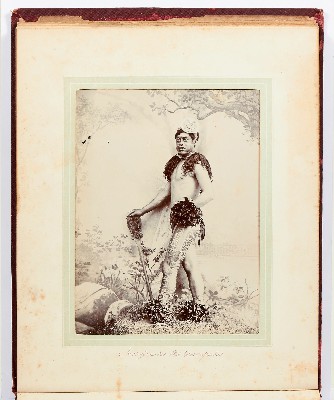 Marquisien tatoué avec casse-tête (1886)