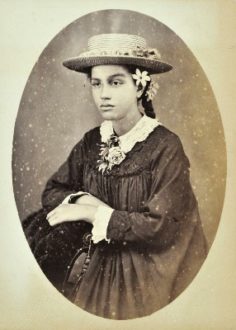 Portrait d’une Tahitienne habillée à l’Européenne (1880)