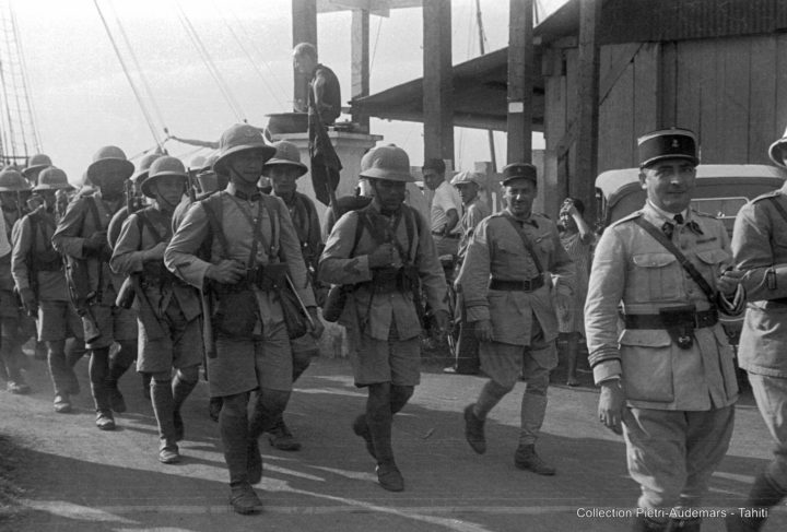 La troupe dans les rues de Papeete (1936)