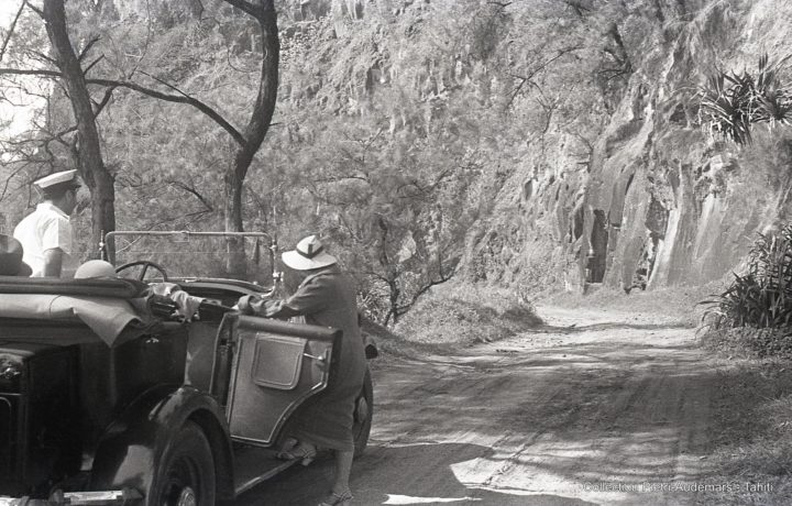 Tour de l’île de Tahiti avec la voiture de Henri Brukschlegel (1936)