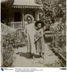 Deux jeunes filles en robe du dimanche (1905)