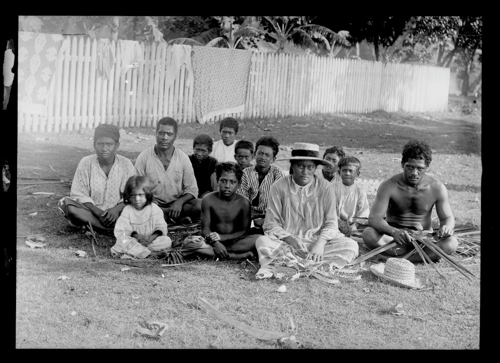 Famille tahitienne (1884) - Médiathèque Historique de Polynésie ...
